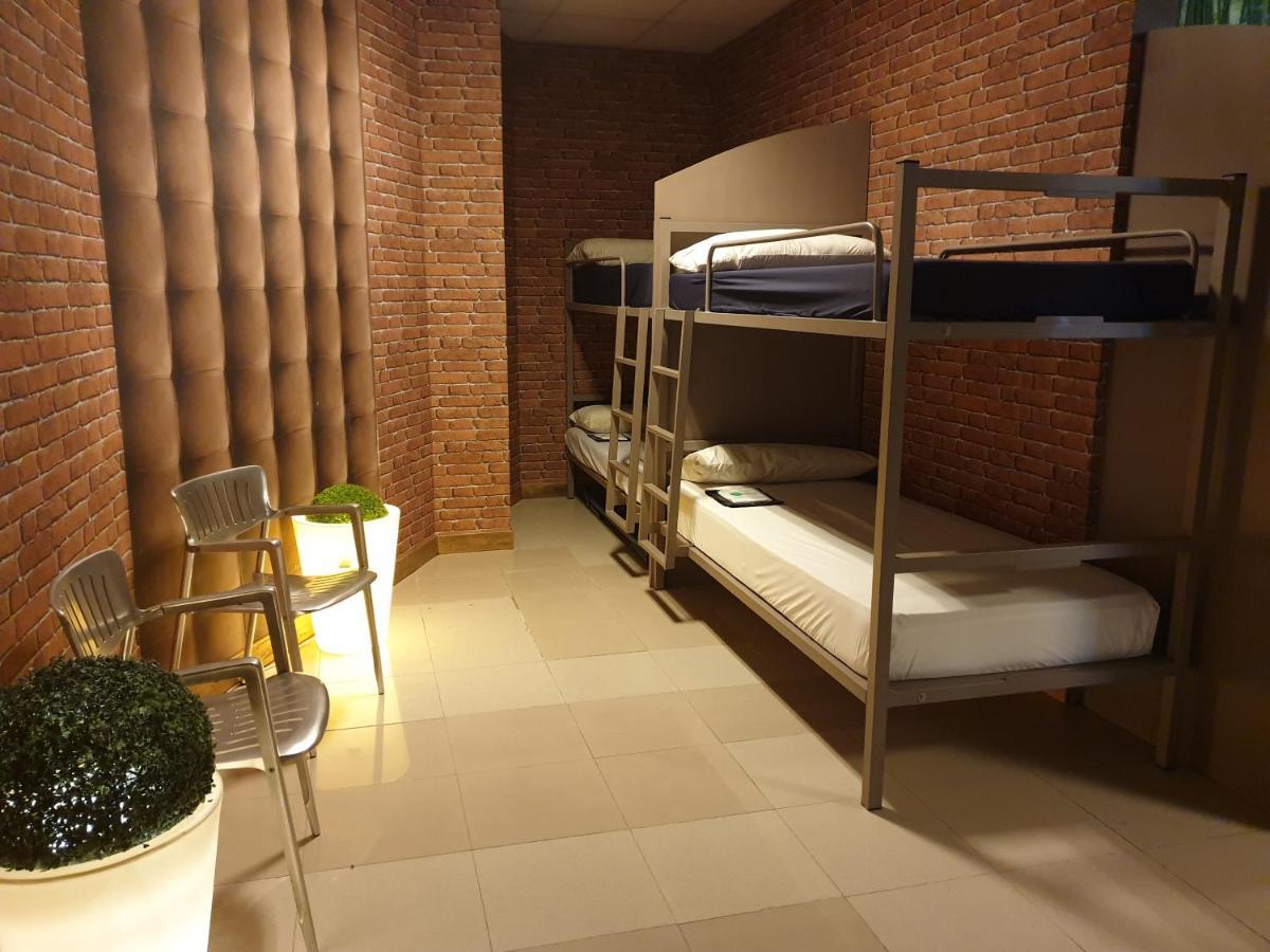Albergue Santo Santiago ซานติอาโก เด กอมโปสเตลา ภายนอก รูปภาพ